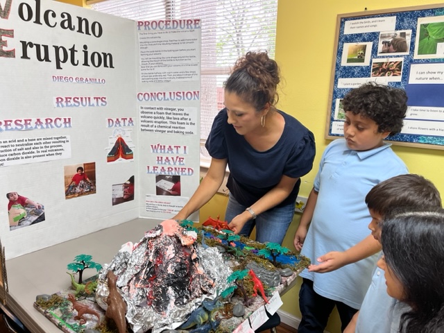 childen on science fair projects and experiments