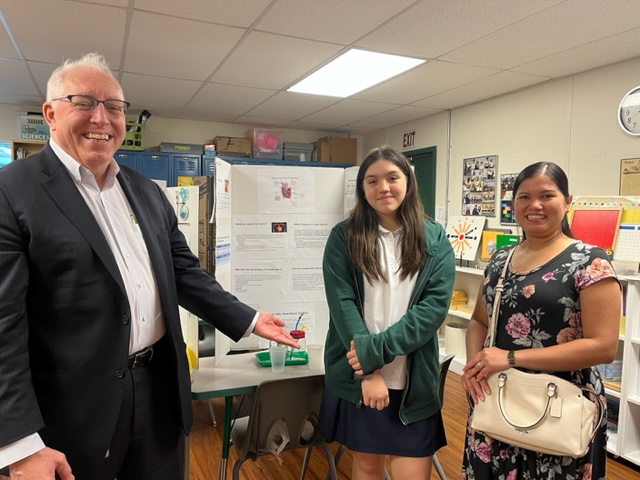 childen on science fair projects and experiments